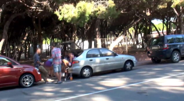 Imatge 7 extreta d'un video gravat per un grup de veïns de Gavà Mar sobre les molèsties que els clients d'un afterhour de Viladecans provoquen a Gavà Mar (12 Octubre 2011)
